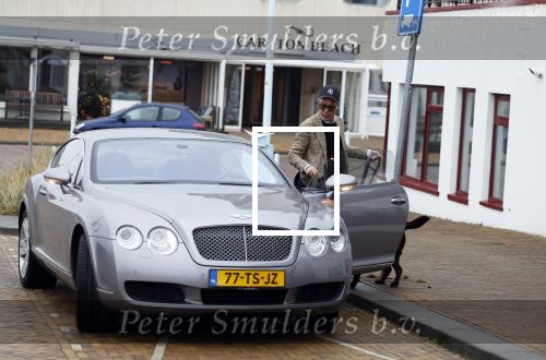 Scheveningen 23 december 2022
Rogier Smit met zijn honden bij zijn Bentley auto