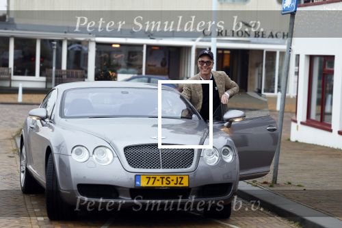 Scheveningen 23 december 2022
Rogier Smit met zijn honden bij zijn Bentley auto