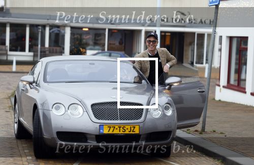 Scheveningen 23 december 2022
Rogier Smit met zijn honden bij zijn Bentley auto