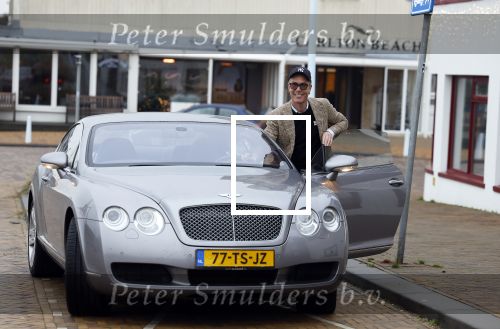 Scheveningen 23 december 2022
Rogier Smit met zijn honden bij zijn Bentley auto