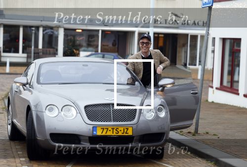 Scheveningen 23 december 2022
Rogier Smit met zijn honden bij zijn Bentley auto