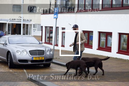 Scheveningen 23 december 2022
Rogier Smit met zijn honden bij zijn Bentley auto