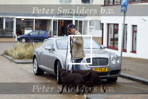 Scheveningen 23 december 2022
Rogier Smit met zijn honden bij zijn Bentley auto