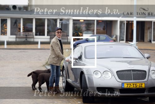 Scheveningen 23 december 2022
Rogier Smit met zijn honden bij zijn Bentley auto