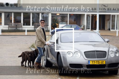 Scheveningen 23 december 2022
Rogier Smit met zijn honden bij zijn Bentley auto