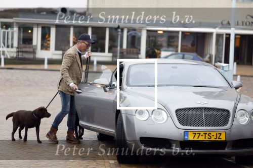 Scheveningen 23 december 2022
Rogier Smit met zijn honden bij zijn Bentley auto