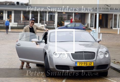 Scheveningen 23 december 2022
Rogier Smit met zijn honden bij zijn Bentley auto