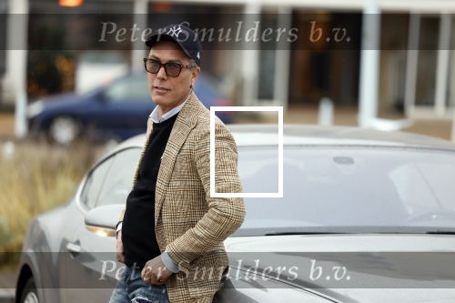 Scheveningen 23 december 2022
Rogier Smit met zijn honden bij zijn Bentley auto