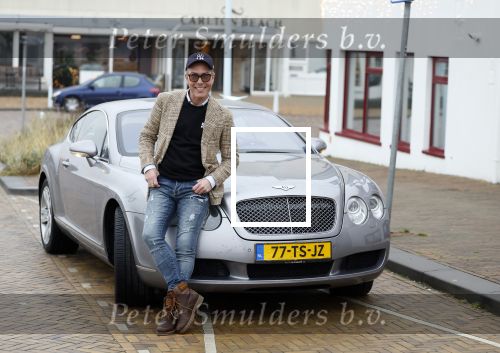 Scheveningen 23 december 2022
Rogier Smit met zijn honden bij zijn Bentley auto