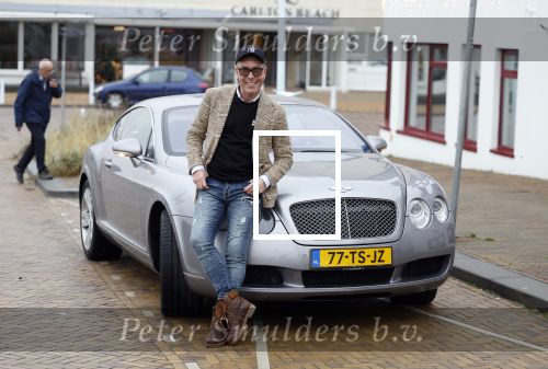 Scheveningen 23 december 2022
Rogier Smit met zijn honden bij zijn Bentley auto