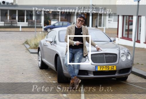 Scheveningen 23 december 2022
Rogier Smit met zijn honden bij zijn Bentley auto