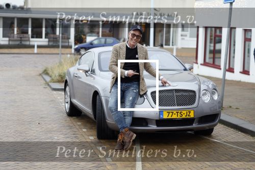 Scheveningen 23 december 2022
Rogier Smit met zijn honden bij zijn Bentley auto