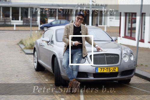 Scheveningen 23 december 2022
Rogier Smit met zijn honden bij zijn Bentley auto