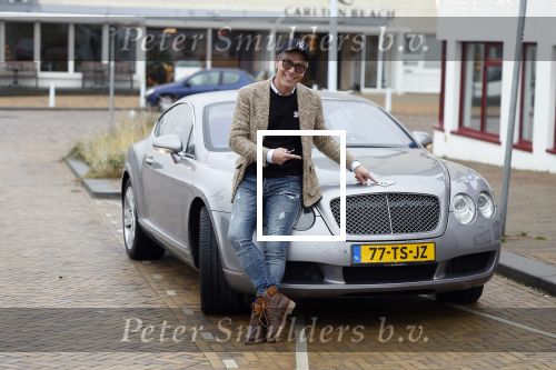 Scheveningen 23 december 2022
Rogier Smit met zijn honden bij zijn Bentley auto