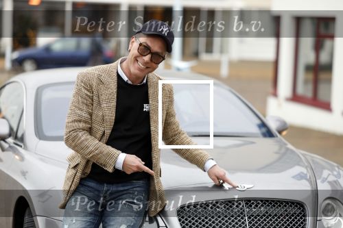 Scheveningen 23 december 2022
Rogier Smit met zijn honden bij zijn Bentley auto