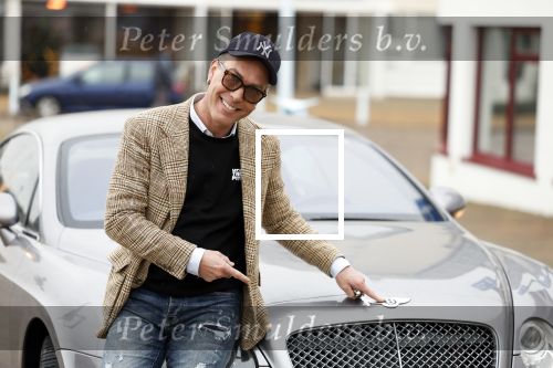 Scheveningen 23 december 2022
Rogier Smit met zijn honden bij zijn Bentley auto