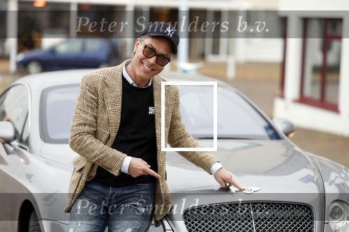 Scheveningen 23 december 2022
Rogier Smit met zijn honden bij zijn Bentley auto