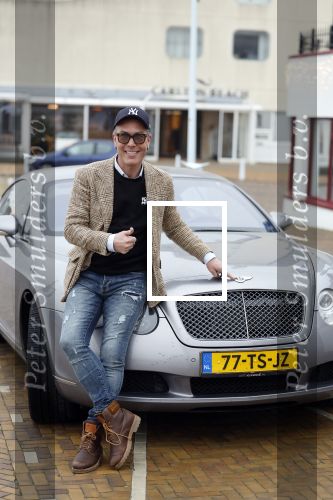 Scheveningen 23 december 2022
Rogier Smit met zijn honden bij zijn Bentley auto