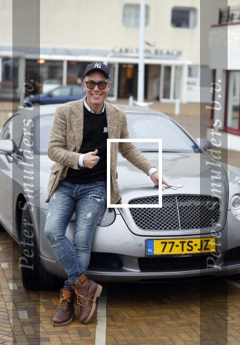 Scheveningen 23 december 2022
Rogier Smit met zijn honden bij zijn Bentley auto