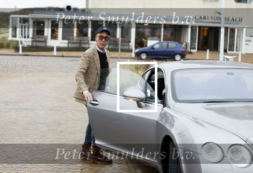 Scheveningen 23 december 2022
Rogier Smit met zijn honden bij zijn Bentley auto