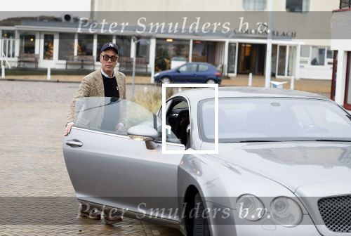 Scheveningen 23 december 2022
Rogier Smit met zijn honden bij zijn Bentley auto