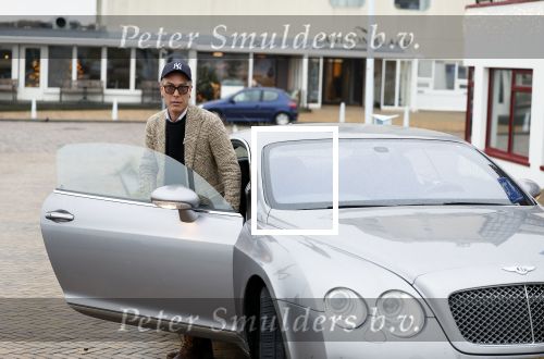Scheveningen 23 december 2022
Rogier Smit met zijn honden bij zijn Bentley auto