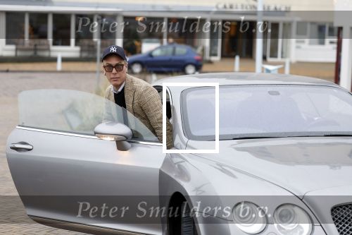 Scheveningen 23 december 2022
Rogier Smit met zijn honden bij zijn Bentley auto