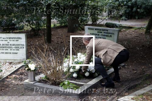 Bilthoven 7 januari 2023
Rogier Smit Oltmans bij het graf van zijn vader Willem Oltmans .