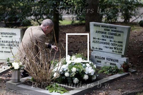 Bilthoven 7 januari 2023
Rogier Smit Oltmans bij het graf van zijn vader Willem Oltmans .