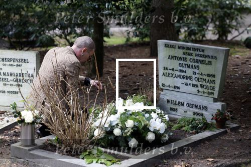 Bilthoven 7 januari 2023
Rogier Smit Oltmans bij het graf van zijn vader Willem Oltmans .