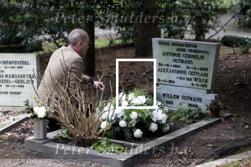 Bilthoven 7 januari 2023
Rogier Smit Oltmans bij het graf van zijn vader Willem Oltmans .