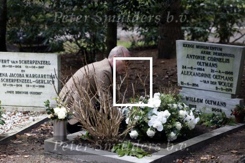 Bilthoven 7 januari 2023
Rogier Smit Oltmans bij het graf van zijn vader Willem Oltmans .
