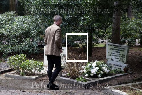 Bilthoven 7 januari 2023
Rogier Smit Oltmans bij het graf van zijn vader Willem Oltmans .