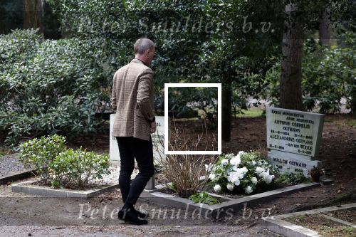 Bilthoven 7 januari 2023
Rogier Smit Oltmans bij het graf van zijn vader Willem Oltmans .