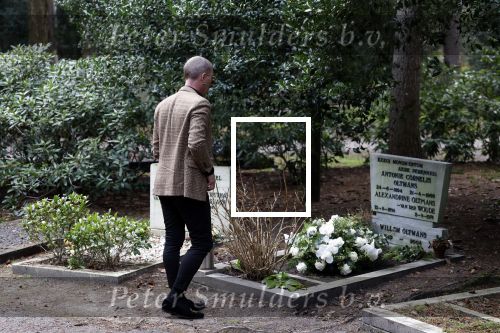 Bilthoven 7 januari 2023
Rogier Smit Oltmans bij het graf van zijn vader Willem Oltmans .