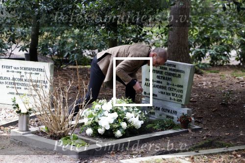 Bilthoven 7 januari 2023
Rogier Smit Oltmans bij het graf van zijn vader Willem Oltmans .