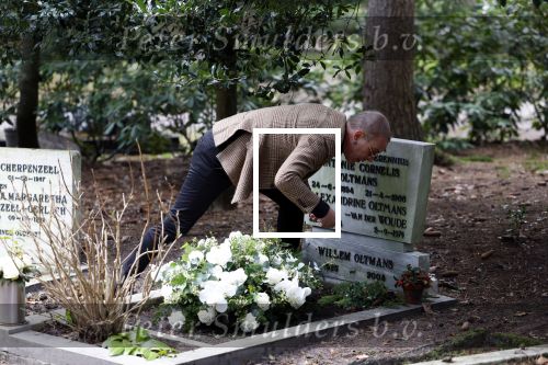 Bilthoven 7 januari 2023
Rogier Smit Oltmans bij het graf van zijn vader Willem Oltmans .
