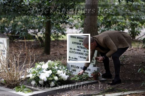 Bilthoven 7 januari 2023
Rogier Smit Oltmans bij het graf van zijn vader Willem Oltmans .