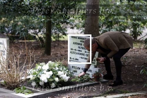 Bilthoven 7 januari 2023
Rogier Smit Oltmans bij het graf van zijn vader Willem Oltmans .