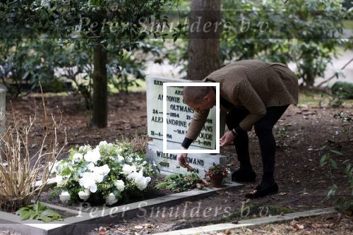 Bilthoven 7 januari 2023
Rogier Smit Oltmans bij het graf van zijn vader Willem Oltmans .