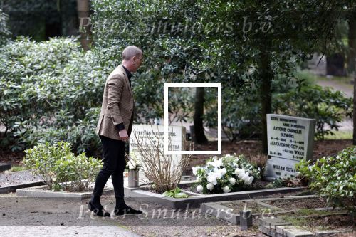 Bilthoven 7 januari 2023
Rogier Smit Oltmans bij het graf van zijn vader Willem Oltmans .
