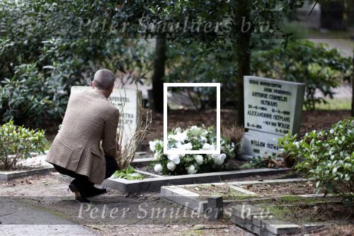 Bilthoven 7 januari 2023
Rogier Smit Oltmans bij het graf van zijn vader Willem Oltmans .