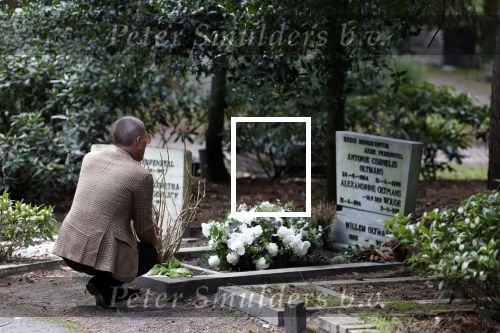 Bilthoven 7 januari 2023
Rogier Smit Oltmans bij het graf van zijn vader Willem Oltmans .
