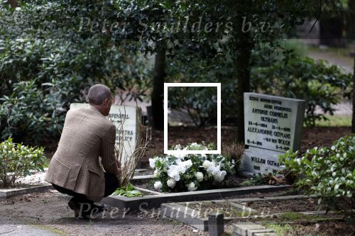Bilthoven 7 januari 2023
Rogier Smit Oltmans bij het graf van zijn vader Willem Oltmans .