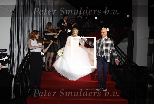 Hilversum 10 april 2022
Trouwen Rudolph v Veen en zijn vrouw Simone bij studio 21 op het mediapark .
