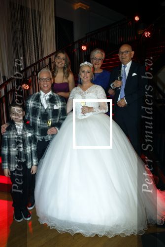 Hilversum 10 april 2022
Trouwen Rudolph v Veen en zijn vrouw Simone bij studio 21 op het mediapark . Simone v Veen met haar vader en moeder