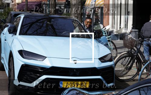 Amsterdam 11 april 2022
Steven Bergwijn in zijn Lamborghini Urus in Amsterdam zuid