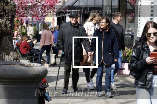 Amsterdam 11 april 2022
Theo Heuft met partner aan het wandelen in Amsterdam zuid