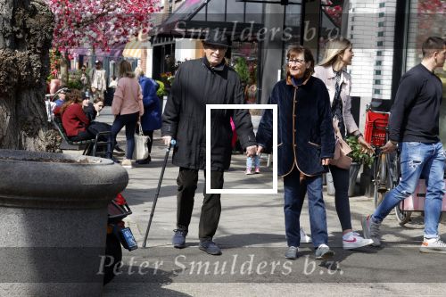 Amsterdam 11 april 2022
Theo Heuft met partner aan het wandelen in Amsterdam zuid