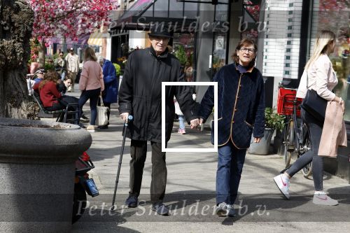 Amsterdam 11 april 2022
Theo Heuft met partner aan het wandelen in Amsterdam zuid